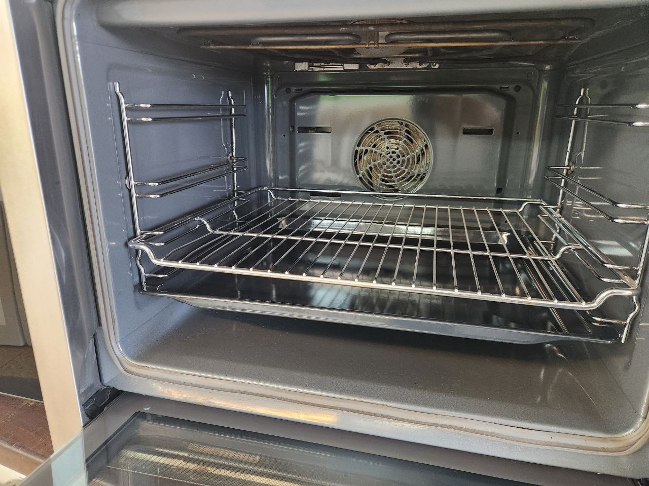 Neff autarker Backofen. Slide & Hide